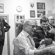 Karel Kříž, stojíce na vratké židličce, byl viditelně spokojený